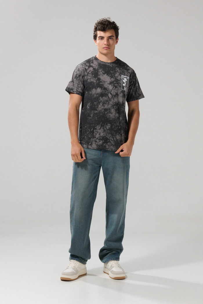 Camiseta tie dye gris manga corta con diseños de Snoopy
