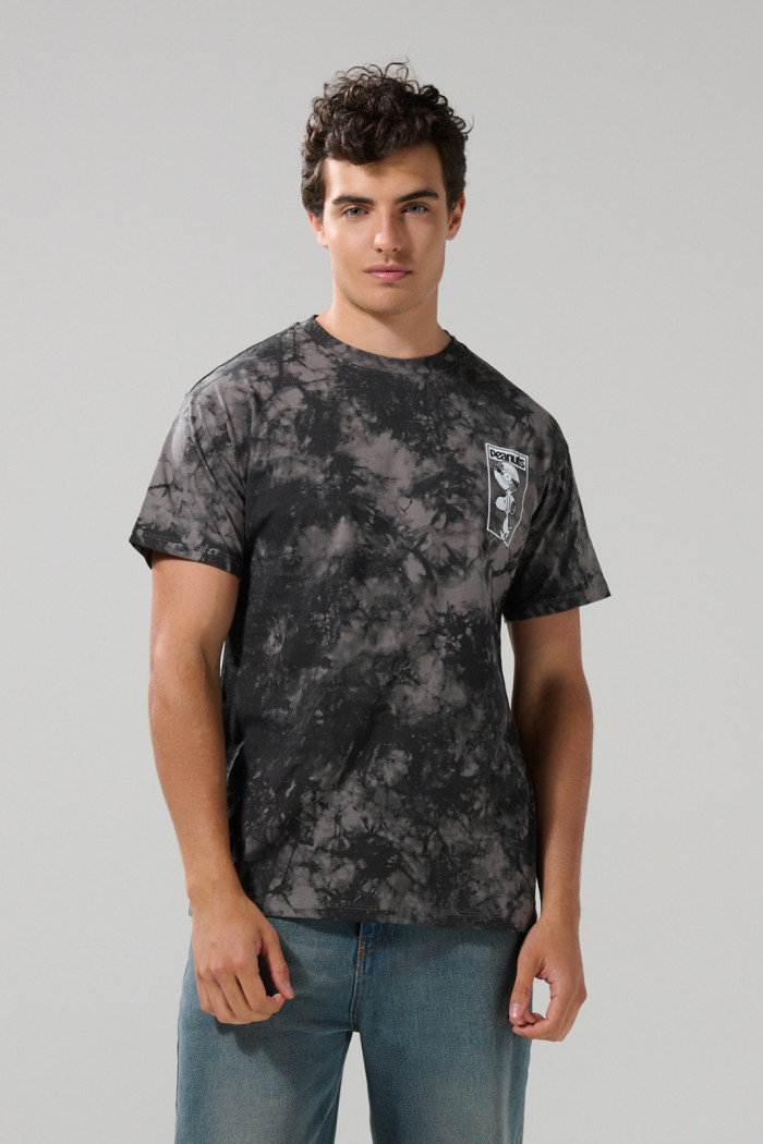 Camiseta tie dye gris manga corta con diseños de Snoopy