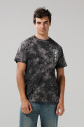 Camiseta tie dye gris manga corta con diseños de Snoopy