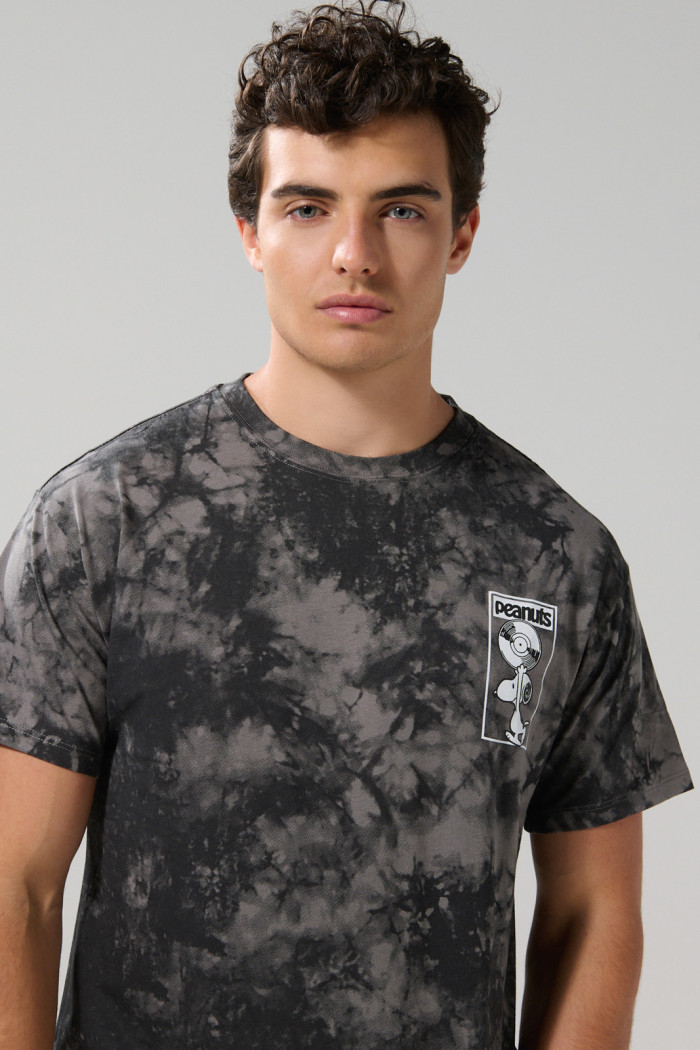 Camiseta tie dye gris manga corta con diseños de Snoopy