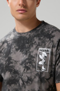Camiseta tie dye gris manga corta con diseños de Snoopy