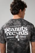 Camiseta tie dye gris manga corta con diseños de Snoopy