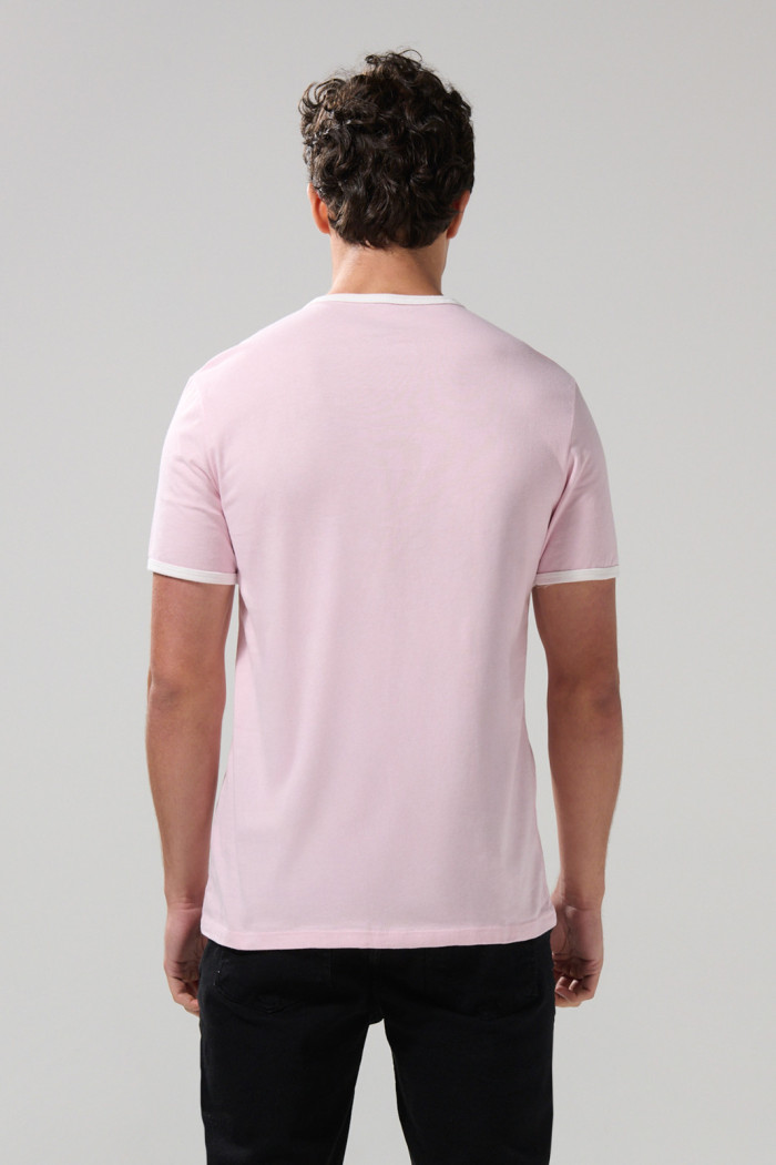Camiseta cuello redondo rosada college con contrastes