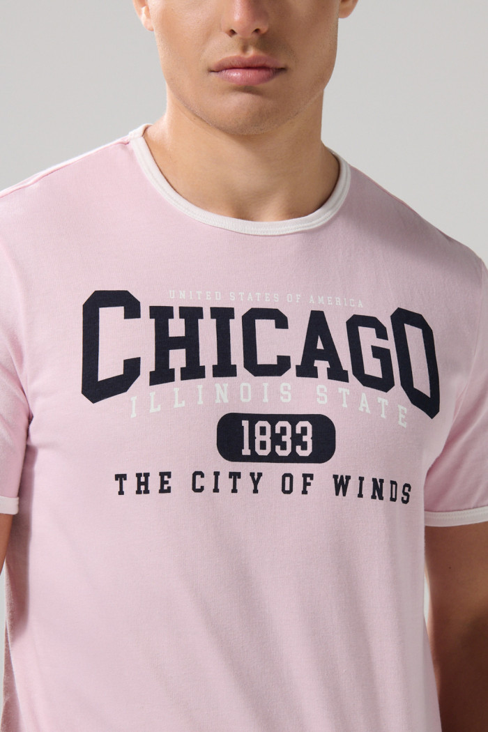Camiseta cuello redondo rosada college con contrastes