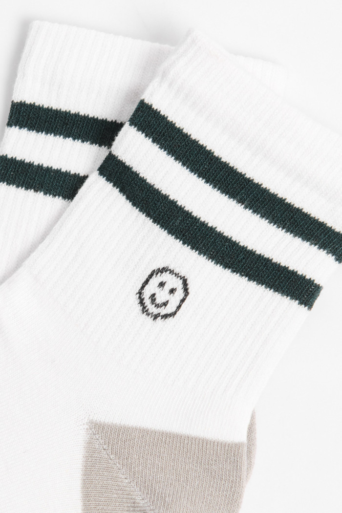 Medias cortas unicolores con carita feliz y rayas