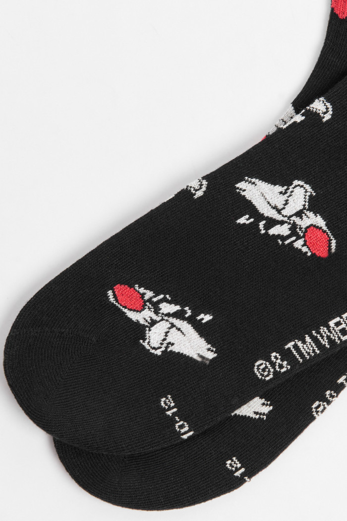 Medias negras tipo cortas con diseños de Looney Tunes
