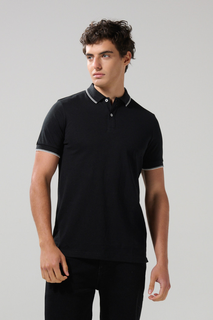 Camiseta polo unicolor con aberturas y manga corta