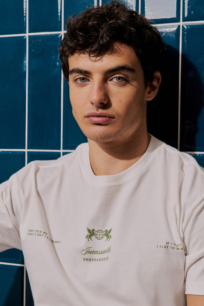 Camiseta cuello redondo crema con textos estampados