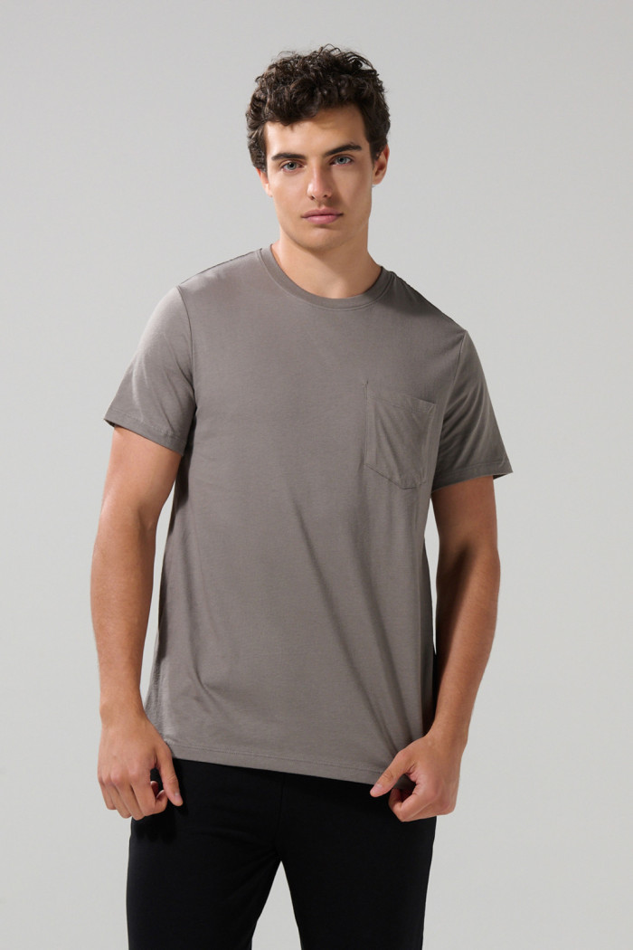 Camiseta unicolor con bolsillo en el pecho y manga corta