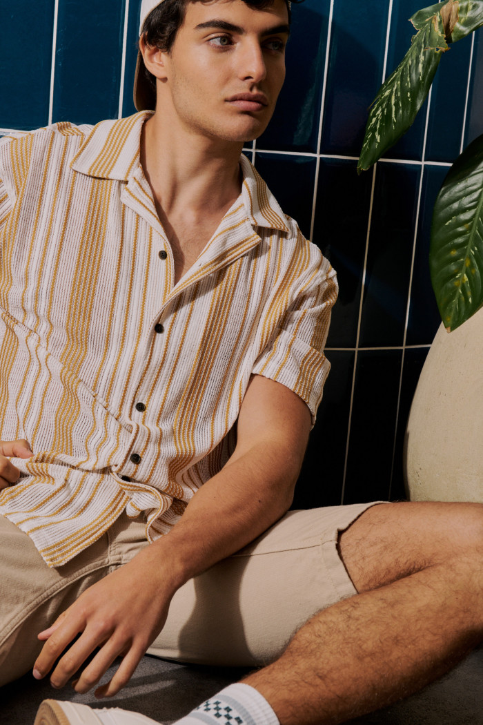 Camisa unicolor con rayas, texturas y cuello resort