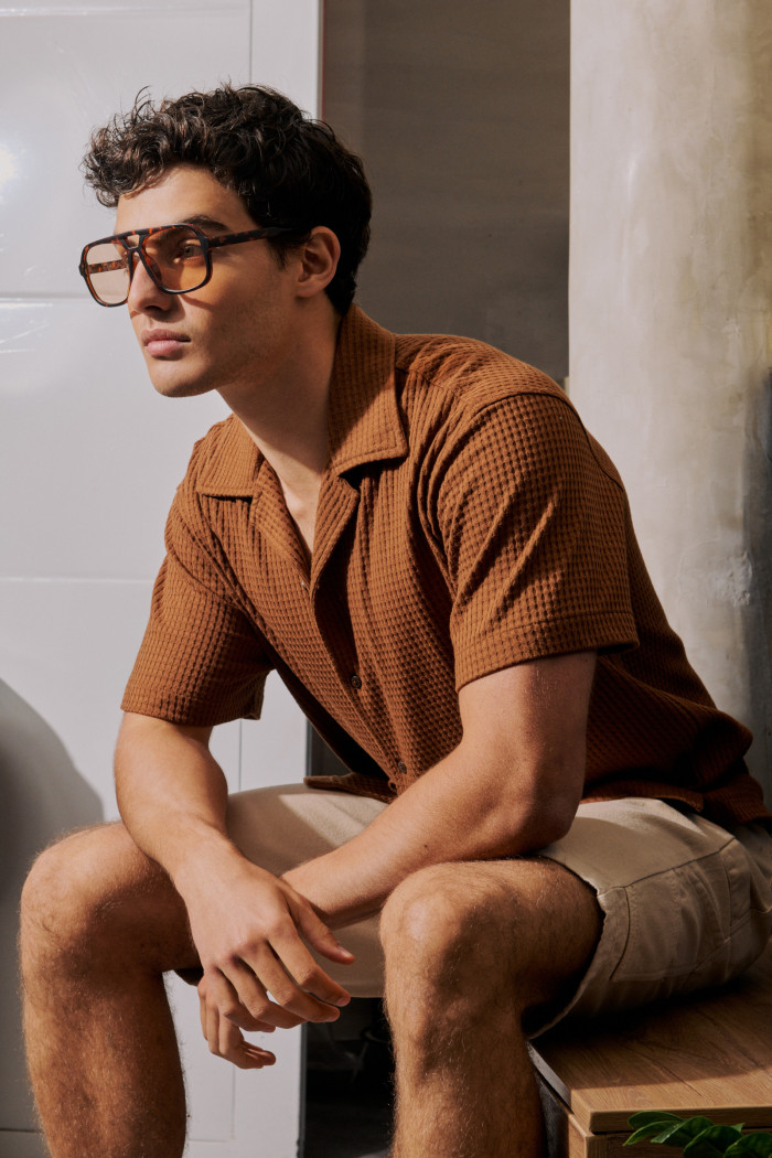 Camisa cuello resort unicolor con texturas y botones