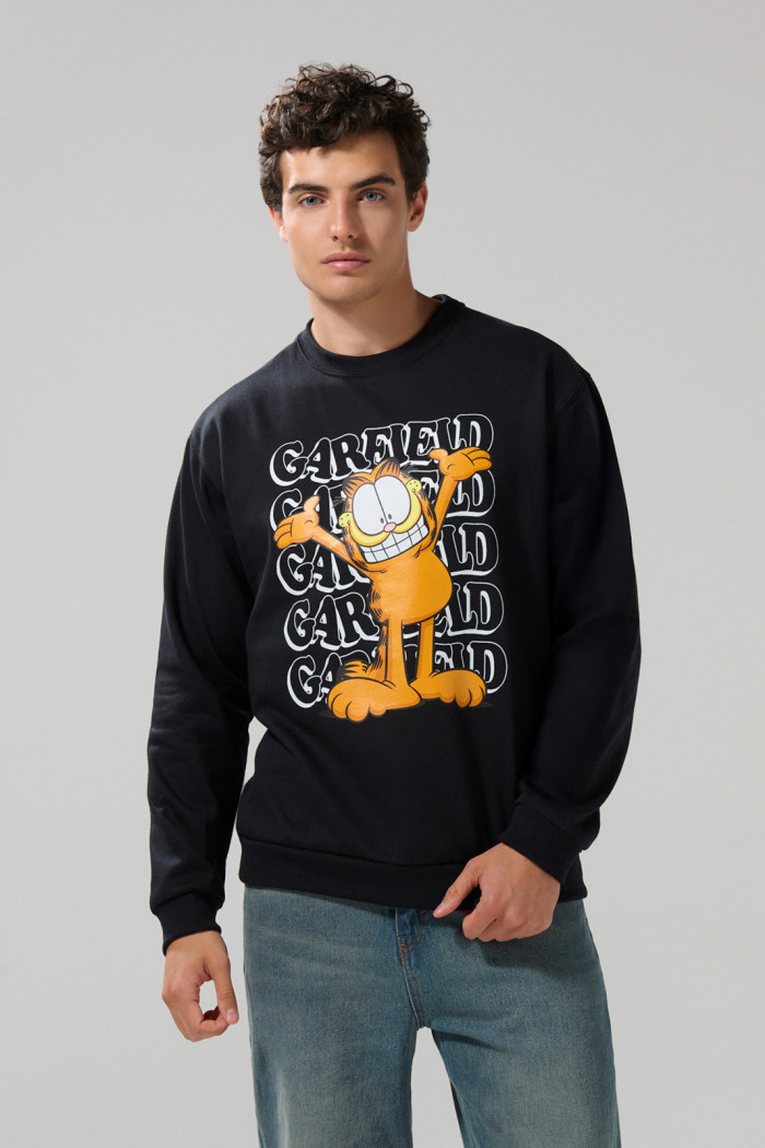 Buzo negro cuello redondo con estampado de Garfield