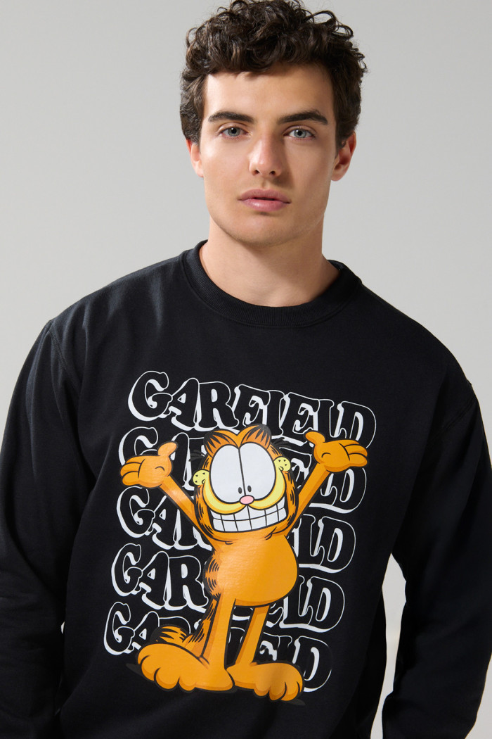Buzo negro cuello redondo con estampado de Garfield