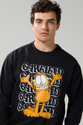 Buzo negro cuello redondo con estampado de Garfield