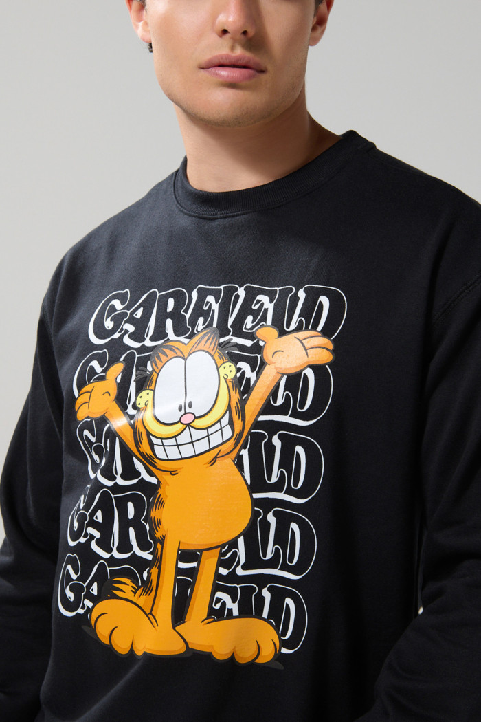 Buzo negro cuello redondo con estampado de Garfield