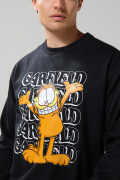 Buzo negro cuello redondo con estampado de Garfield