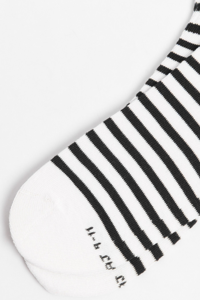 Medias cremas claras cortas con corazón y rayas