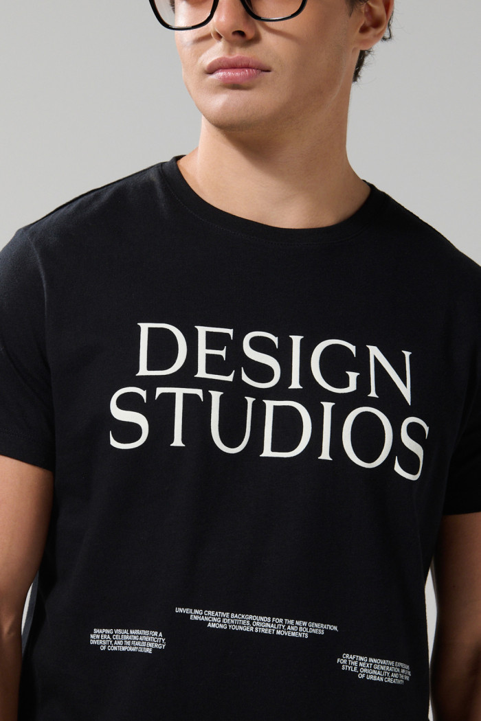 Camiseta negra en algodón manga corta con artes college