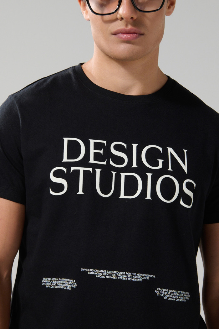 Camiseta negra en algodón manga corta con artes college