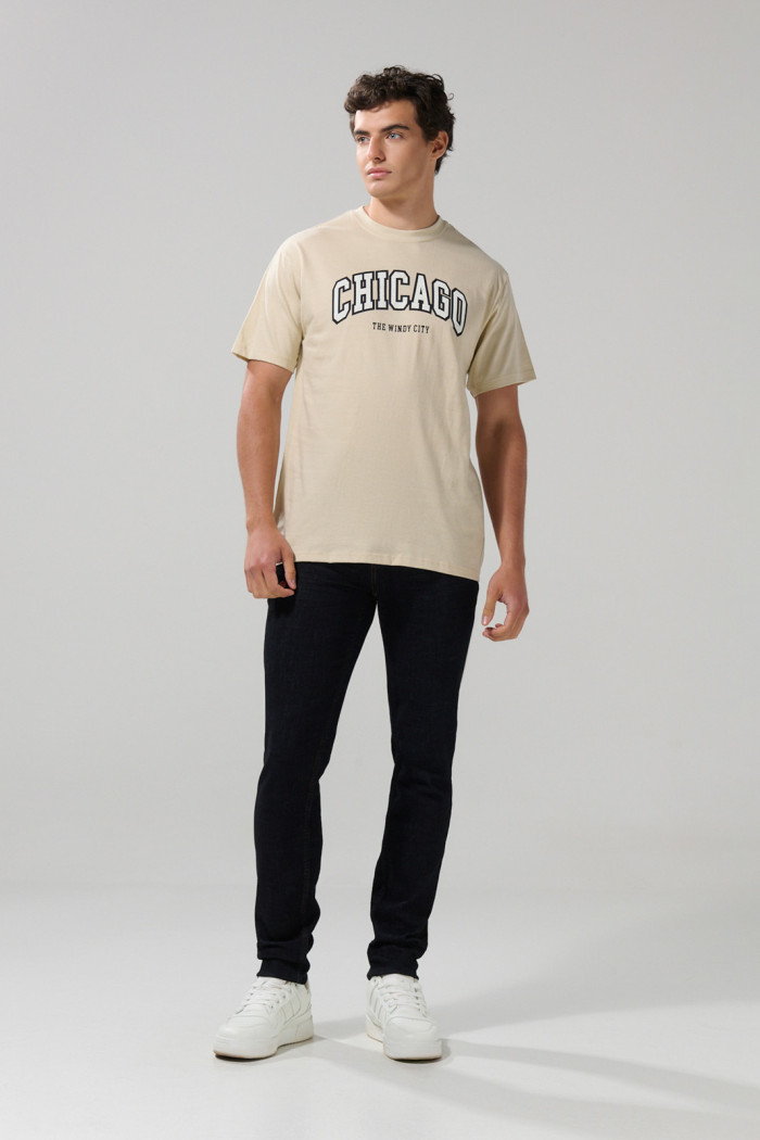 Camiseta manga corta kaki con texto college en frente