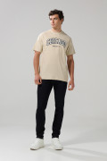 Camiseta manga corta kaki con texto college en frente