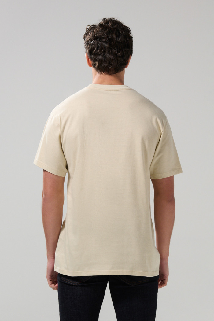 Camiseta manga corta kaki con texto college en frente