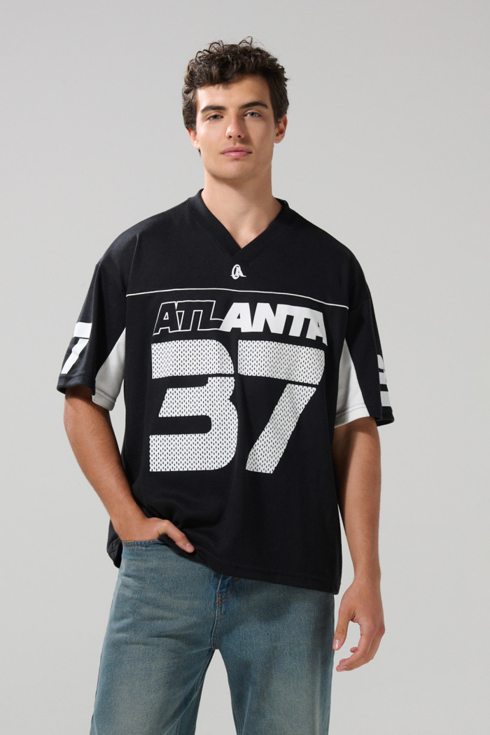 Camiseta negra cuello V oversize con arte college