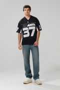 Camiseta negra cuello V oversize con arte college