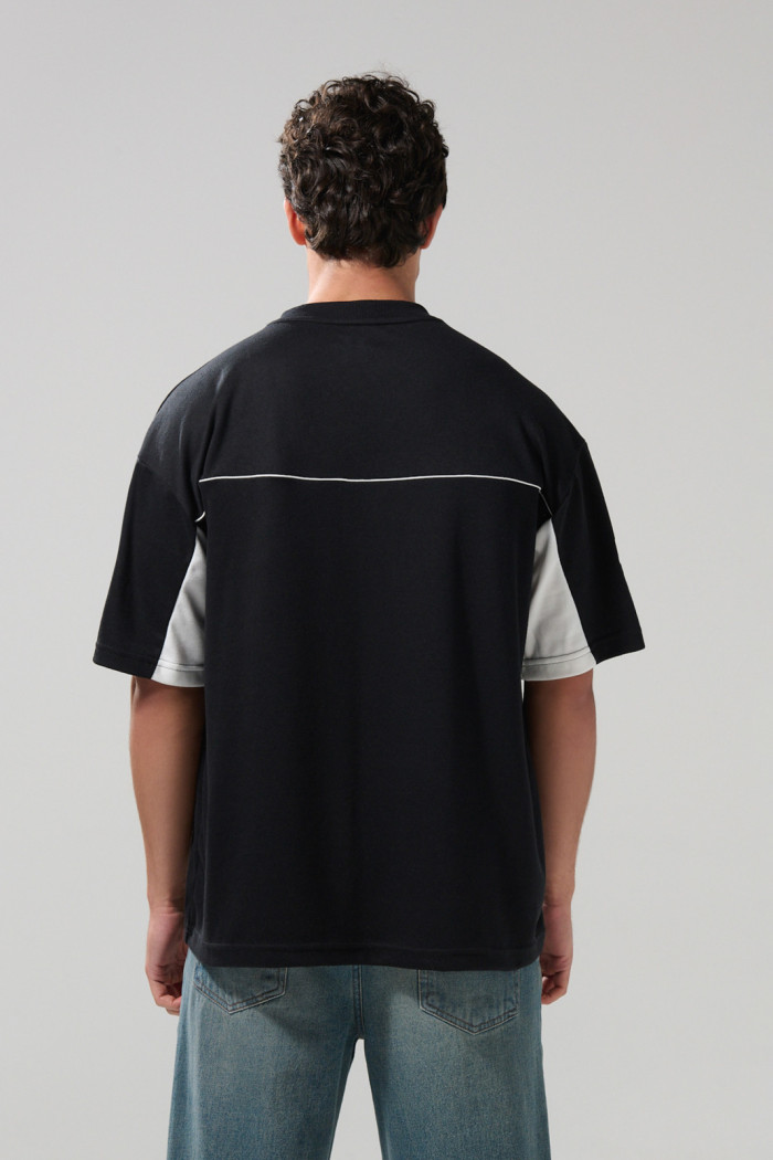 Camiseta negra cuello V oversize con arte college