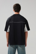 Camiseta negra cuello V oversize con arte college