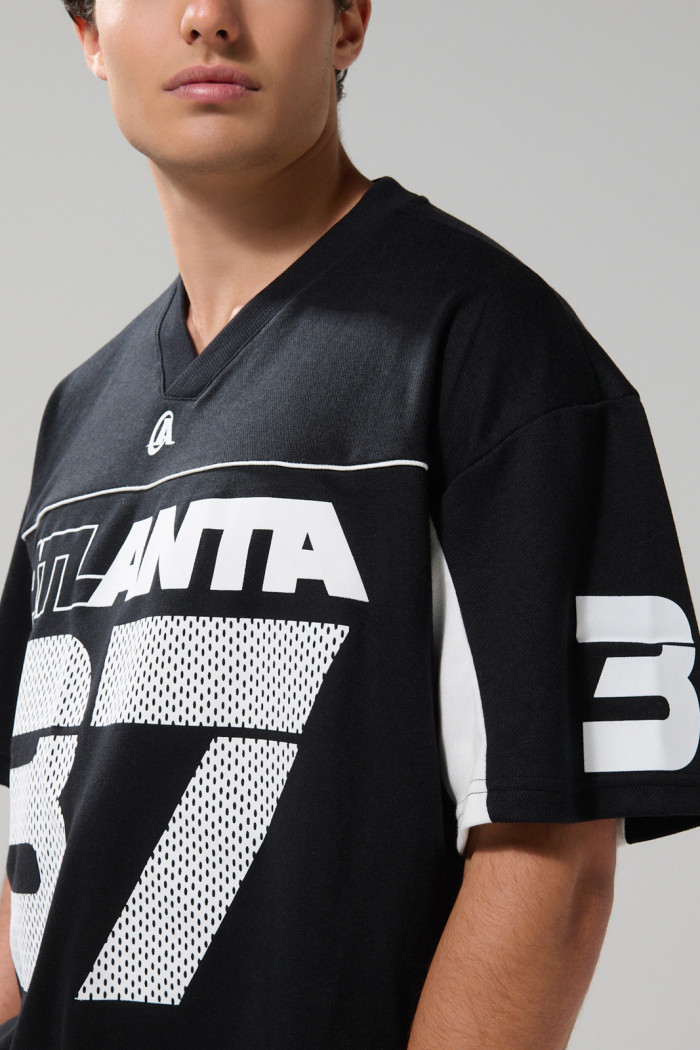 Camiseta negra cuello V oversize con arte college