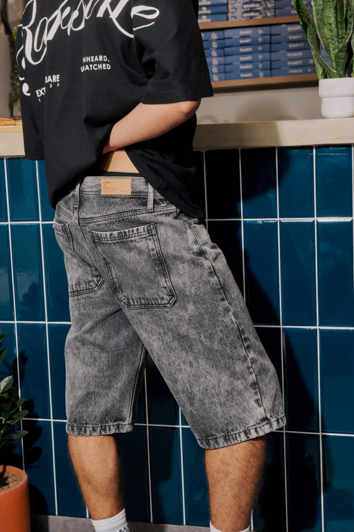 Bermuda gris oscura de jean slim con tiro bajo