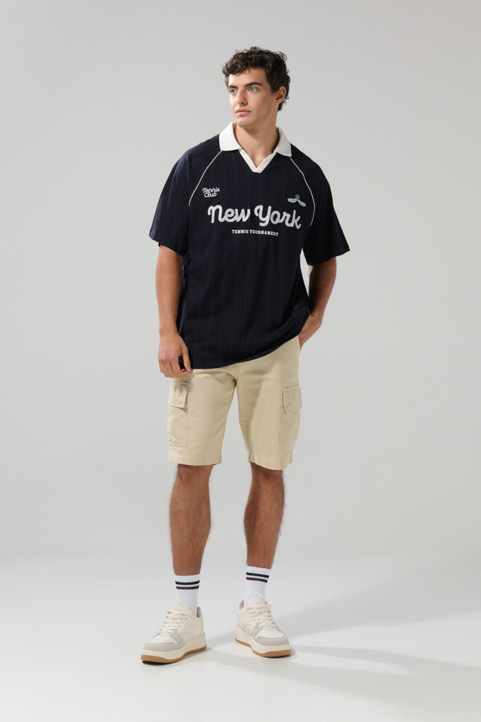 Camiseta azul intensa oversize college con cuello polo