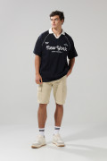 Camiseta azul intensa oversize college con cuello polo