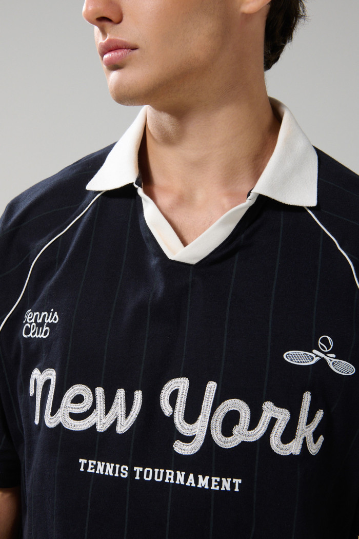 Camiseta azul intensa oversize college con cuello polo