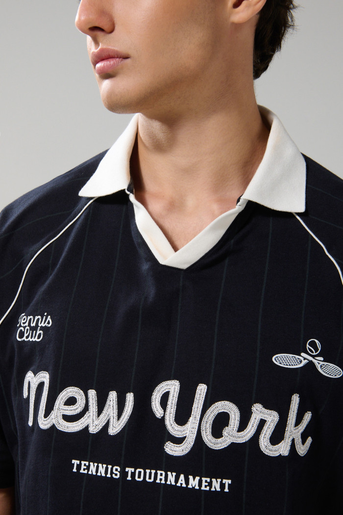 Camiseta azul intensa oversize college con cuello polo
