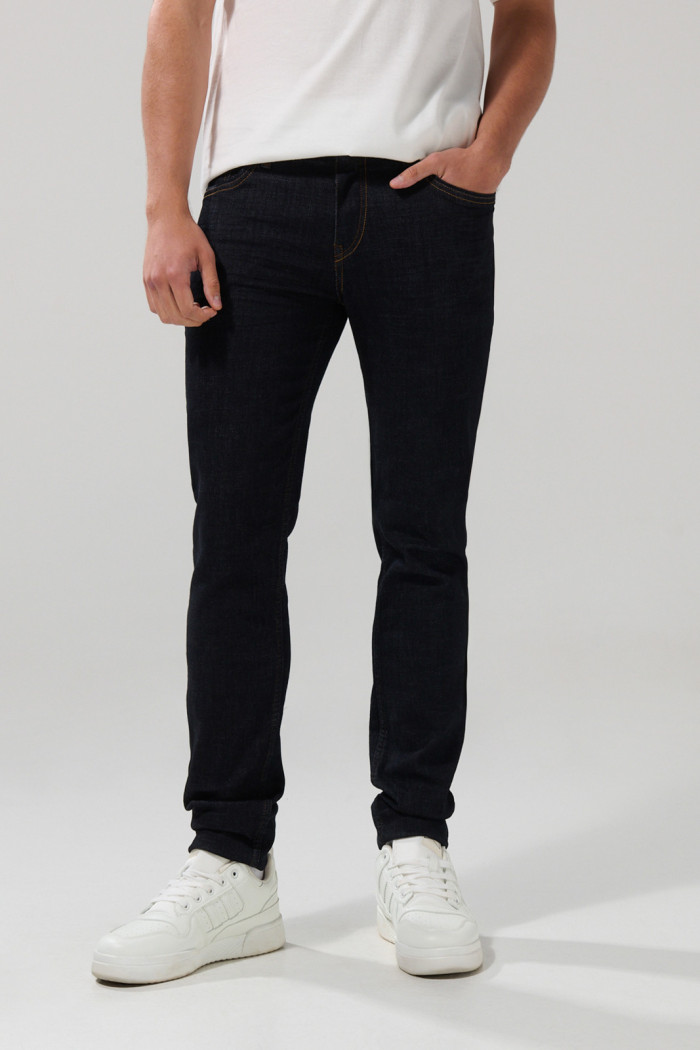Jean ajustado skinny azul intenso con bolsillos y tiro bajo