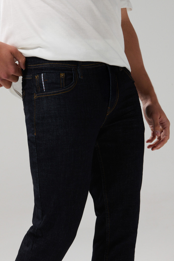 Jean ajustado skinny azul intenso con bolsillos y tiro bajo