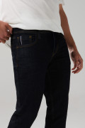 Jean ajustado skinny azul intenso con bolsillos y tiro bajo