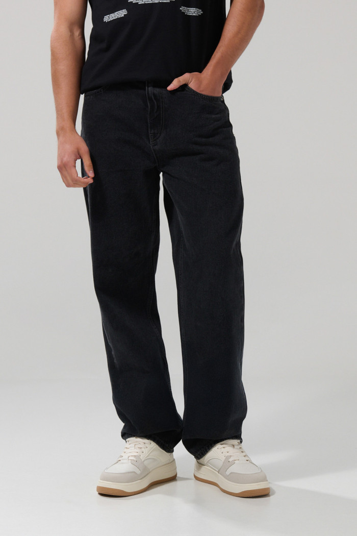 Jean baggy gris intenso tiro medio con bota ancha y bolsillos