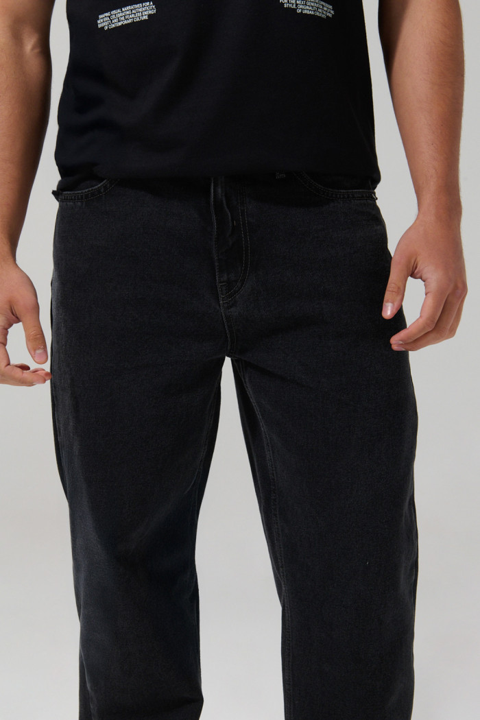 Jean baggy gris intenso tiro medio con bota ancha y bolsillos