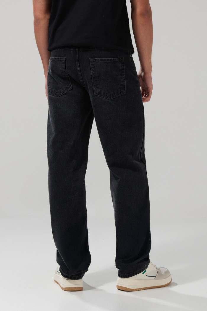 Jean baggy gris intenso tiro medio con bota ancha y bolsillos