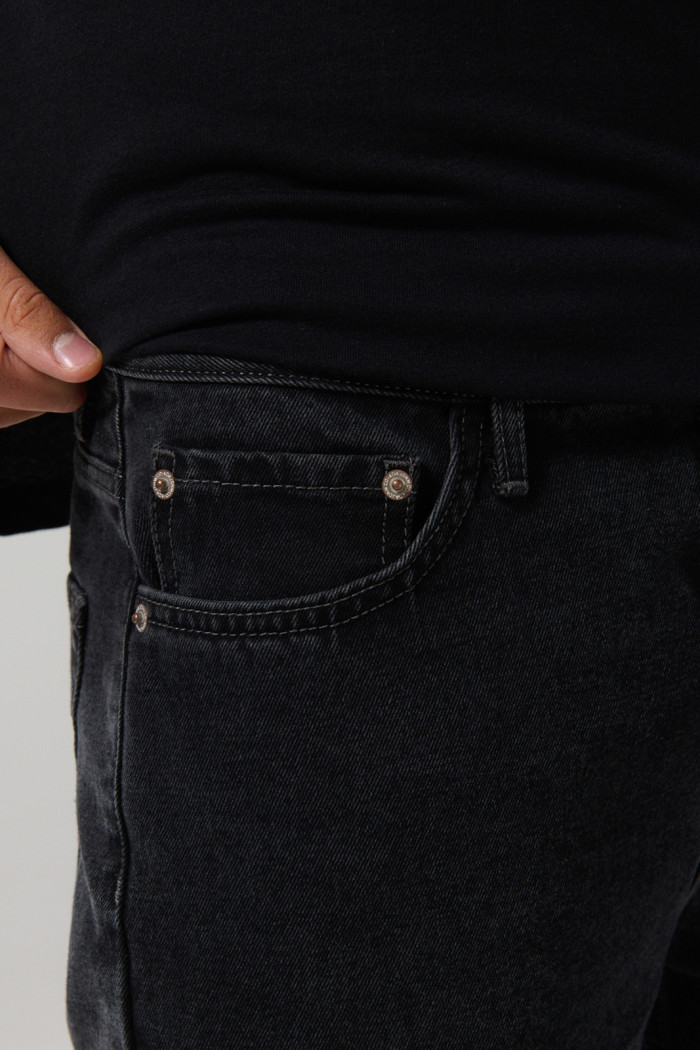 Jean baggy gris intenso tiro medio con bota ancha y bolsillos