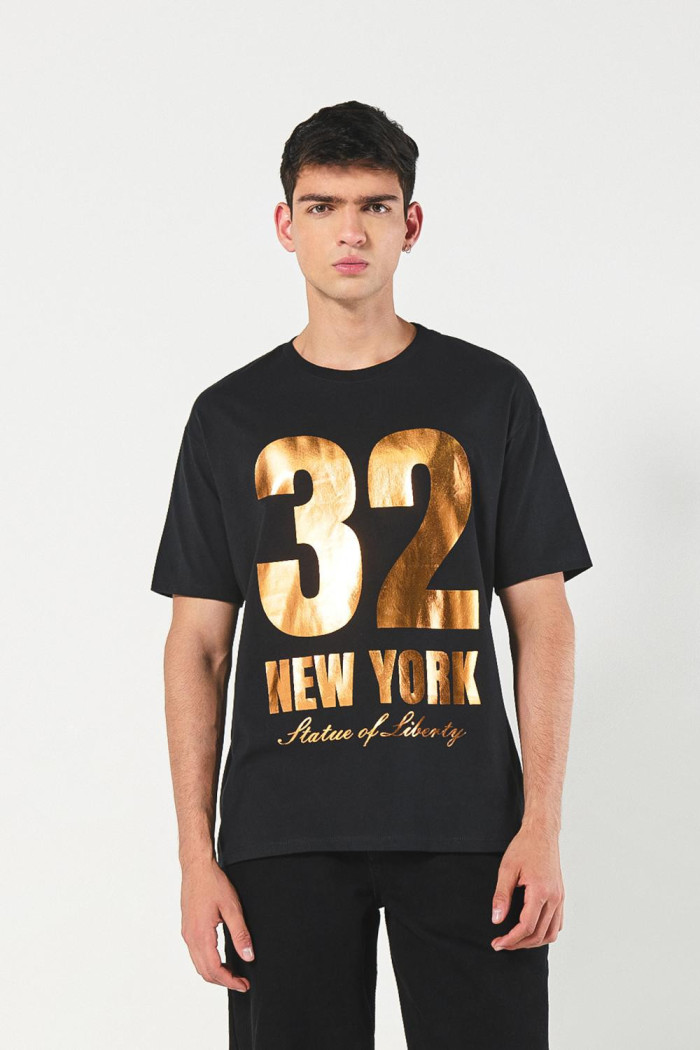 Camiseta manga corta oversize negra con arte college dorado