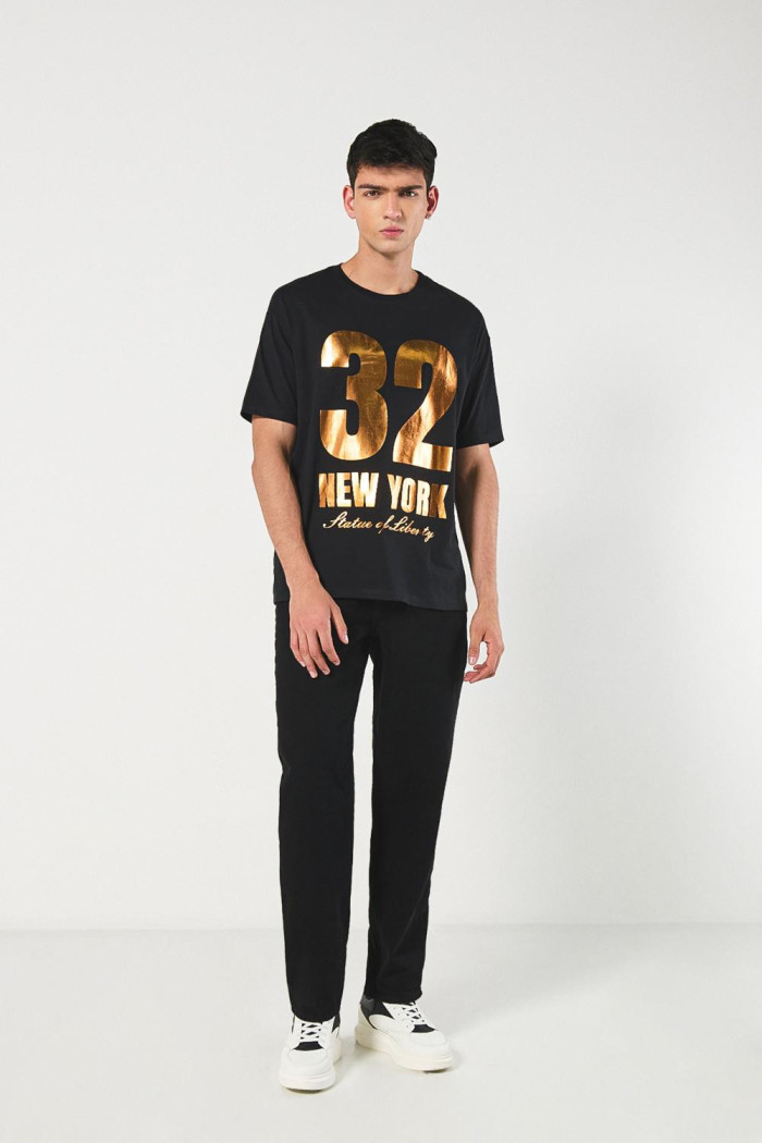 Camiseta manga corta oversize negra con arte college dorado