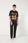Camiseta manga corta oversize negra con arte college dorado