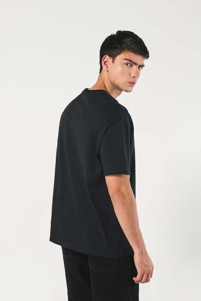 Camiseta manga corta oversize negra con arte college dorado