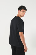 Camiseta manga corta oversize negra con arte college dorado