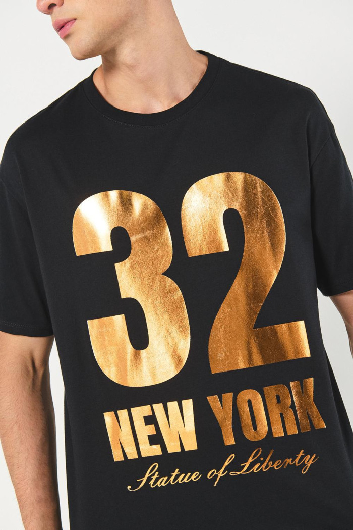 Camiseta manga corta oversize negra con arte college dorado