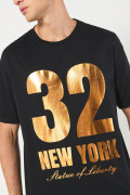 Camiseta manga corta oversize negra con arte college dorado